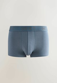 Boxeri pentru bărbați, de culoare albastră, cu o textură netedă, având un brâu cu logo și un design ajustat, confecționați dintr-un material moale.