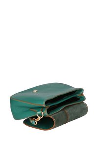 Borsa a tracolla in pelle teal con una finitura texturizzata, dotata di chiusura a patta, hardware dorato e dettagli di cucitura marrone a contrasto.