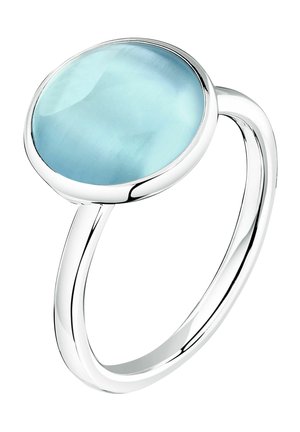 Anello d'argento con una liscia pietra preziosa ovale di colore azzurro chiaro incastonata in una montatura lucida a castone.
