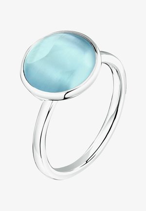 Anello d'argento con una liscia pietra preziosa ovale di colore azzurro chiaro incastonata in una montatura lucida a castone.