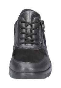 Zwarte leren sneakers met een vetersluiting aan de voorkant en een zijrits. Bevat een suède paneel en een rubberen zool. Gladde textuur met contrasterende afwerkingen.