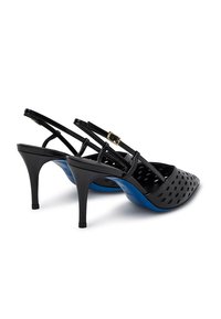 Scarpe nere con tacco alto dal design perforato, con finitura lucida e soletta blu. Cinghie regolabili con un dettaglio in oro.