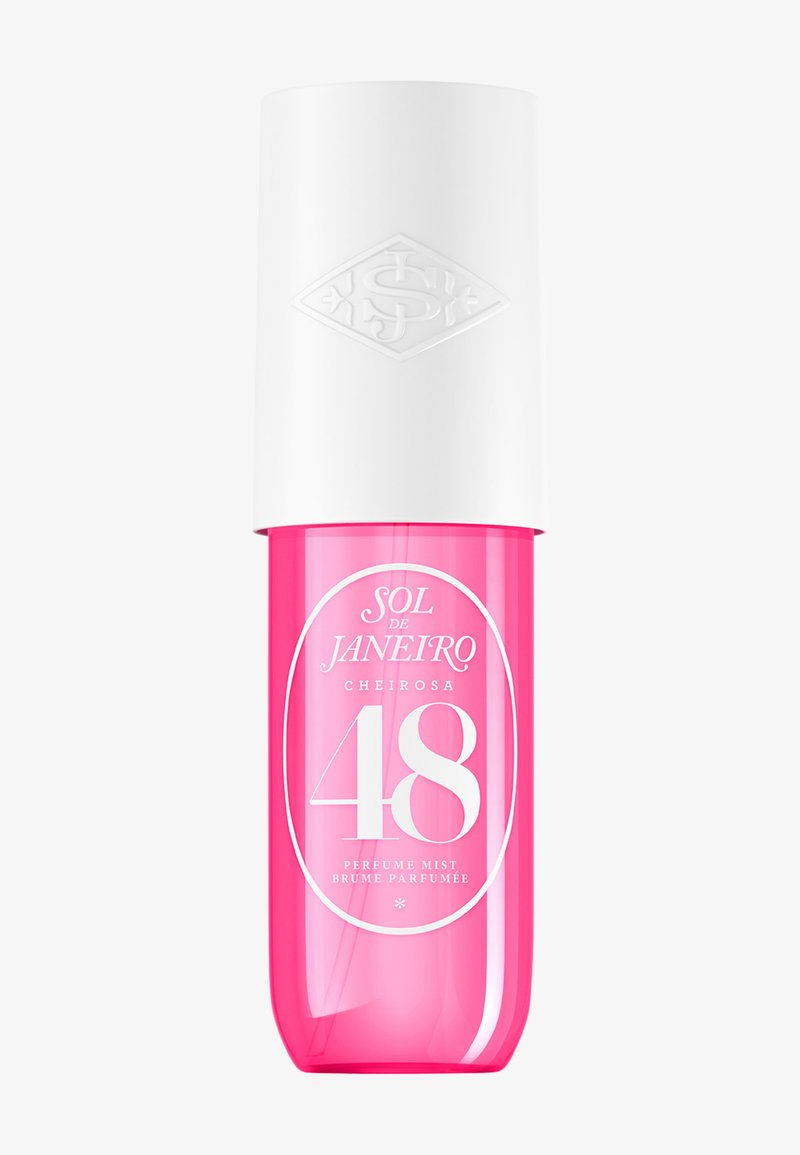 Różowa przezroczysta butelka z białą zakrętką z etykietą "Sol de Janeiro Cheirosa 48 perfume mist" białym tekstem.