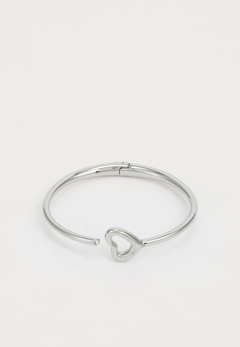 Hõbesõrmus, millel on südamekujuline avausdisain. Sile metalne pind poleeritud viimistlusega ja ilma täiendavate kaunistusteta.