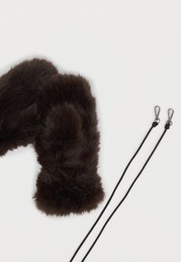 Σκουλαρίκια με μαύρα γούνινα καλύμματα στα αυτιά σε σκούρο καφέ, συνδυασμένα με δύο μαύρα κορδόνια που διαθέτουν ασημένια μεταλλικά κλιπ, πάνω σε λευκό φόντο.