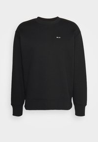 Černá mikina s kulatým výstřihem, dlouhými rukávy a malým bílým nápisem "NN.07" na levé horní části hrudi.