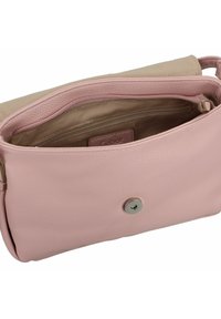 Bolso de cuero rosa con un acabado texturizado, que presenta una solapa de tela beige y un cierre magnético a presión. El interior incluye un bolsillo con cremallera.