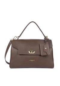 Borsa a mano in pelle marrone con forma strutturata. Presenta un lucchetto dorato, una tracolla staccabile e un piccolo etichetta; texture liscia e branding minimale.