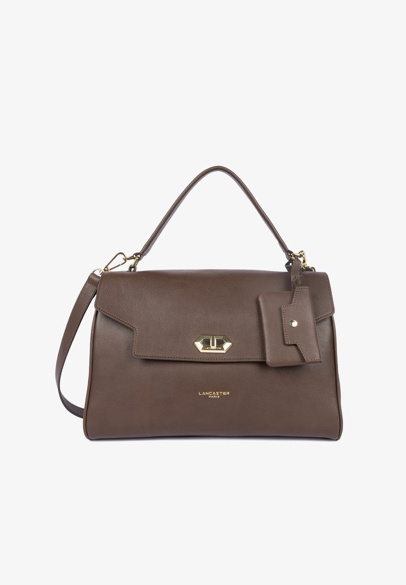 Bruine leren handtas met een gestructureerde vorm. Voorzien van een goudkleurig slot, een afneembare schouderriem en een klein label; gladde textuur en minimale branding.