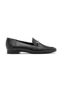 Zwarte leren loafers met een platte hak, puntige neus en een klein gouden hardwareaccent aan de voorkant. Gladde textuur en minimalistisch ontwerp.