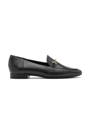 Zwarte leren loafers met een platte hak, puntige neus en een klein gouden hardwareaccent aan de voorkant. Gladde textuur en minimalistisch ontwerp.