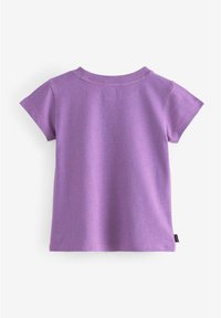 Kortærmet t-shirt i lyslilla med rund hals, glat stofstruktur og lige pasform. Bagsiden viser et rent design uden udsmykninger.