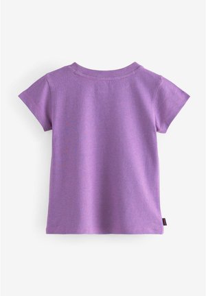 Īsām piedurknēm, lilā purpura krāsas T-krekls ar apaļu kakla izgriezumu, gludu auduma tekstūru un taisnu piegriezumu. Aizmugures skats parāda tīru dizainu bez dekorējuma.