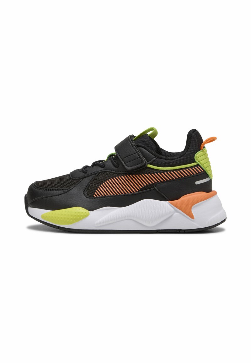 Baskets de sport noires avec des empiècements en mesh et en synthétique, accents orange et vert, une sangle Velcro et une semelle texturée pour l'adhérence.