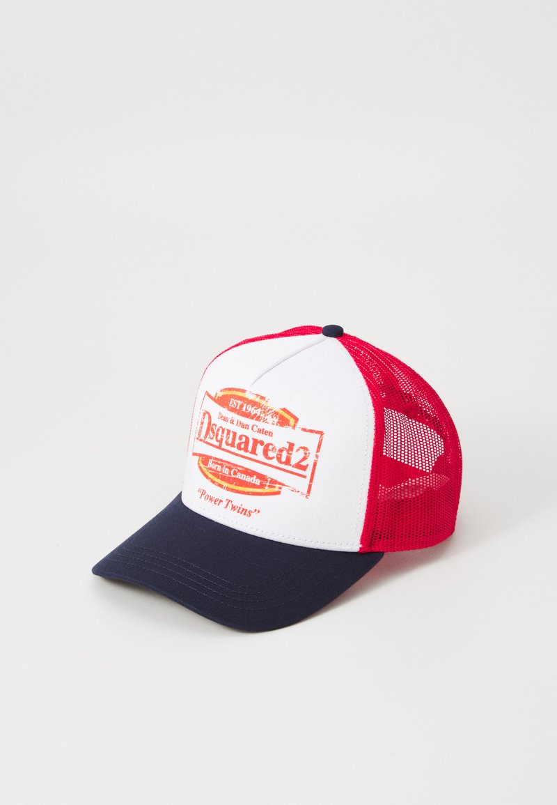 Casquette de camionneur rouge et blanche avec un dos en mesh, dotée d'une visière bleu marine foncé. L'avant affiche un logo en orange et blanc avec le texte "Power Twins".