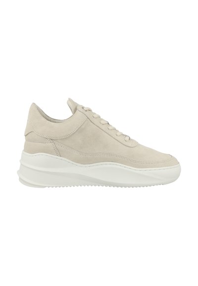 Sneaker beige in suede con punta arrotondata, cuciture tonali e una robusta suola in gomma bianca caratterizzata da un motivo scanalato per la trazione.