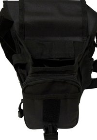 Črn nahrbtnik iz tkanine z teksturirano površino, več predelkov, nastavljivimi naramnicami in Velcro dodatki za varno zapiranje.