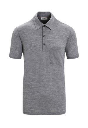 Šedé polo tričko vyrobené z texturované tkaniny, s klasickým límečkem, třemi knoflíky a náprsní kapsou. Jednoduchý, neformální design.