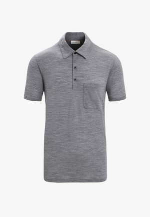 Grå pikétröja i strukturerad tygkvalitet, med standardkrage, tre knappar och en bröstficka. Enkel, avslappnad design.