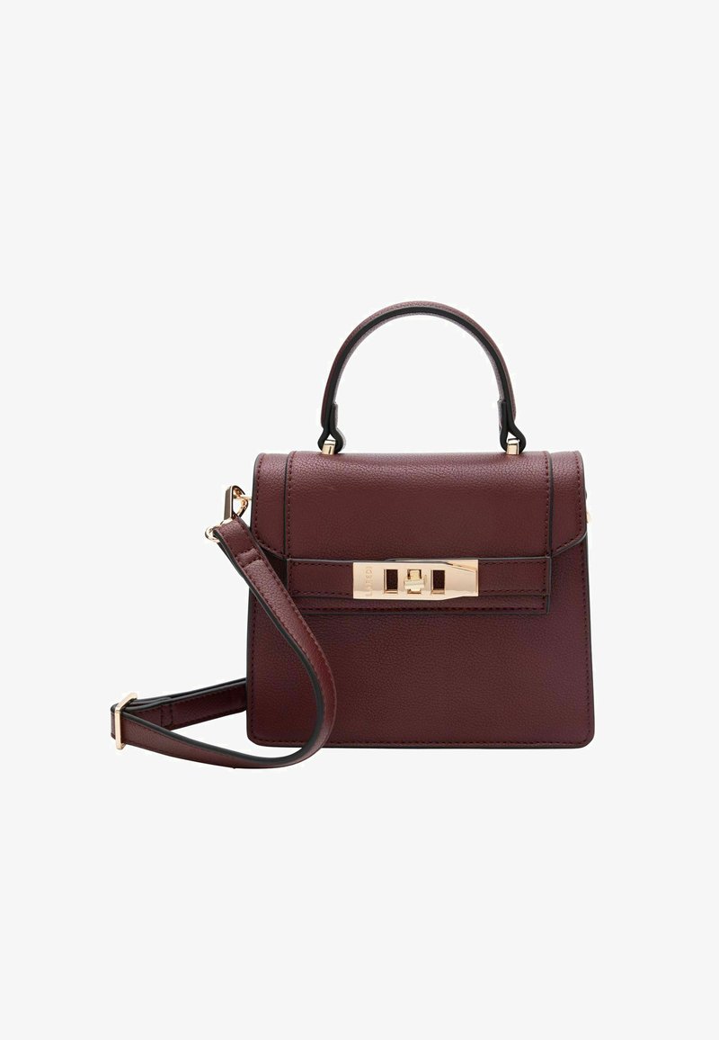 Borsa a tracolla in pelle bordeaux con una forma strutturata, manico superiore, tracolla removibile e hardware in tonalità oro. Presenta una patta frontale con chiusura.