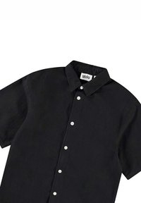 Zwart overhemd met korte mouwen van gladde stof, met een kraag en witte knopen. Het label binnenin zegt "Molo".