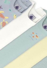 Πέντε παιδικά φανελάκια: γαλάζιο με θαλασσινά μοτίβα, λευκό, απαλό πράσινο με σχέδιο χελώνας, κίτρινο και ριγέ σε απόχρωση μέντας. Ύφασμα βαμβακερό.