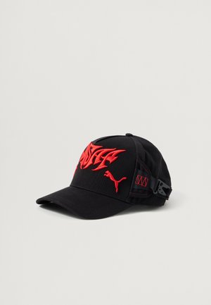 Casquette noire avec un design de flamme brodé rouge et le logo Puma, dotée d'une visière courbée et d'une attache ajustable à l'arrière.