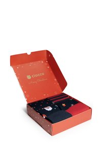 Scatola regalo in cartone rossa con motivi di fiocchi di neve bianchi. Contiene quattro paia di calze di vari colori e fantasi, comprese tematiche festive.