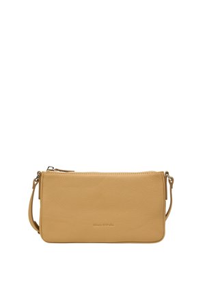 Pochette en cuir jaune avec une texture lisse, fermeture éclair et une bandoulière amovible. Présente un branding discret à l'avant.