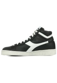 Sneaker alta nera in pelle con dettagli bianchi, caratterizzata da una superficie testurizzata, perforazioni, lacci bianchi e suola in gomma.