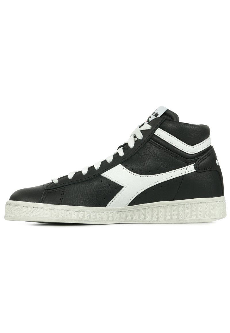 Sneaker alta nera in pelle con dettagli bianchi, caratterizzata da una superficie testurizzata, perforazioni, lacci bianchi e suola in gomma.