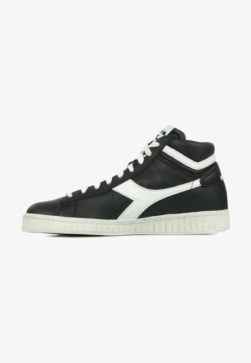 Sneaker alta nera in pelle con dettagli bianchi, caratterizzata da una superficie testurizzata, perforazioni, lacci bianchi e suola in gomma.