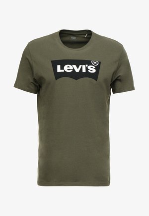 T-shirt de algodão verde oliva com um grande logo preto da Levi's na frente. Gola redonda clássica e mangas curtas, textura suave.