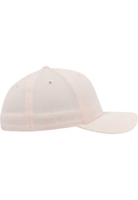 Căciulă de baseball ajustată, de culoare roz, cu o textură netedă, vizor curbat și cusături decorative; prezintă orificii de ventilație în jurul coroniței.