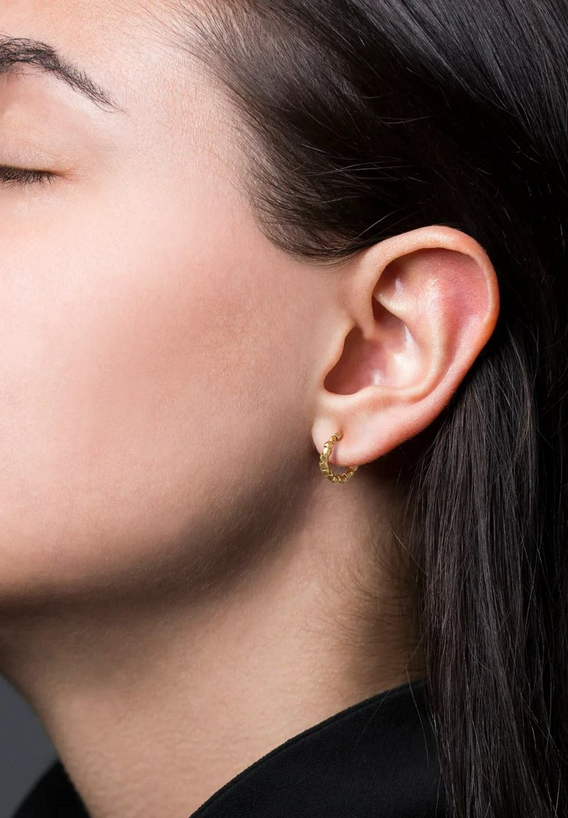 Jane Kønig BEAD TWIST - Én ørering - gold plated ss