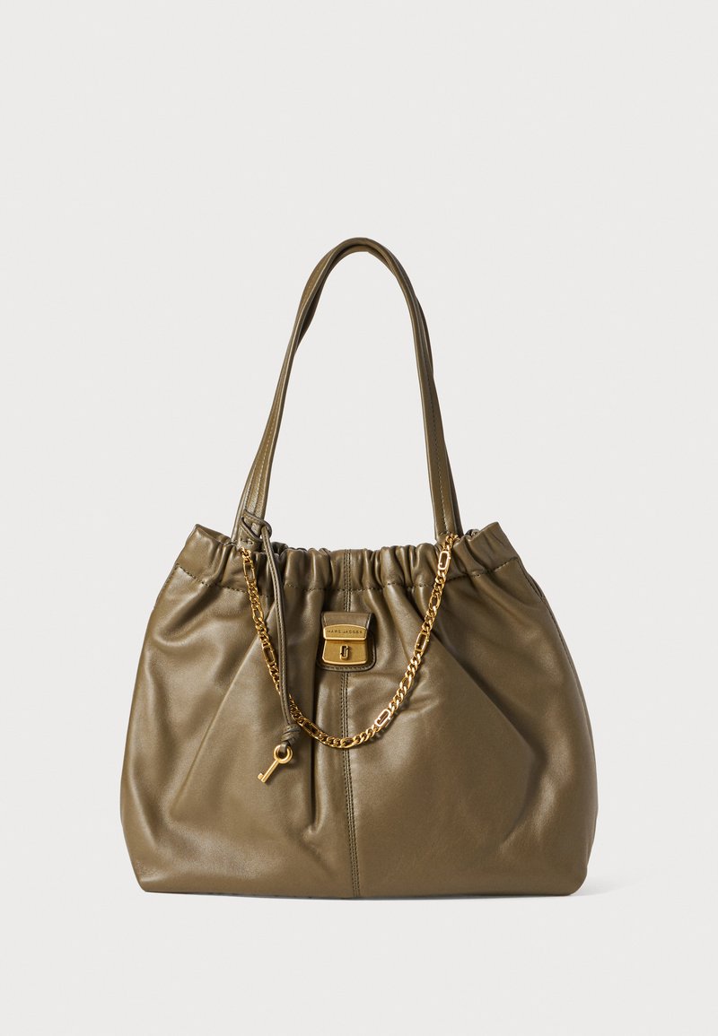 Olíva zöld bőrtáska ráncolt tetejével, két vállpánttal, arany lánckréttel, kis kulcskarmajjal és elülső zárócsattal.