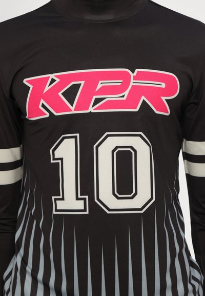 Tricou cu mâneci lungi de culoare neagră, având un logo mare roz "KPR" și numărul "10" în alb. Designul include dungi verticale gri.