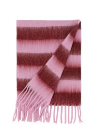 Gestreepte sjaal in tinten roze en bordeaux, gemaakt van zachte materialen. Heeft franjes aan de randen en een gradientpatroon.