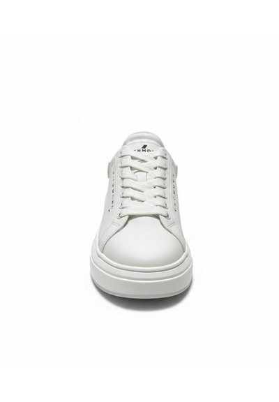 Witte lage sneaker met dikke zool, veters aan de voorkant en subtiele branding op de tong en zijkanten, gefotografeerd van voren tegen een witte achtergrond.