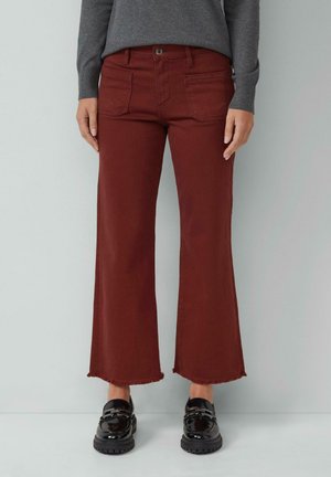 - Wide leg