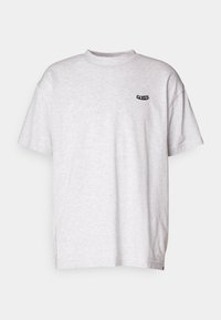 T-shirt en coton gris à manches courtes, encolure ronde et petit logo noir sur le c ôté gauche de la poitrine. Coupe simple et décontractée.