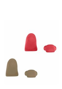 Siliconen prothetische vulling in rood en beige tinten, met een gladde textuur, verschillende vormen en afgeronde randen voor comfort en ondersteuning.