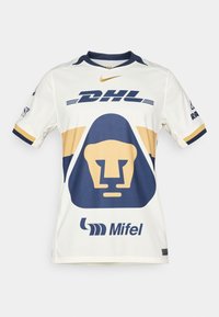 Bijela sportska majica s tamnoplavim i zlatnim naglascima. Ima grafiku lava, "DHL" logo i "Mifel" brendiranje. Kratki rukavi i dizajn s okruglim izrezom.