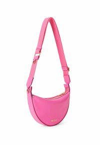 Borsa a tracolla in pelle rosa con forma curva, tracolla regolabile, chiusura zip e dettagli in metallo dorato. Logo del marchio impressato sulla parte anteriore.