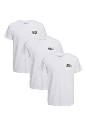 Drei weiße Baumwoll-T-Shirts mit Rundhalsausschnitten. Jedes hat ein kleines schwarzes "JACK & JONES"-Logo auf der linken Brust. Glatte Textur.