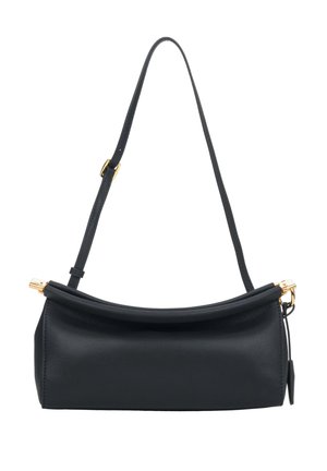 Czarna prostokątna skórzana torebka na ramię z regulowanym paskiem i złotymi detalami na białym tle.