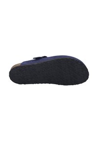 Blauwe suede sandaal met een kurken binnenzool, voorzien van een zwarte rubberen buitenzool met een gestructureerd profiel voor grip. Verstelbare band op de bovenkant.