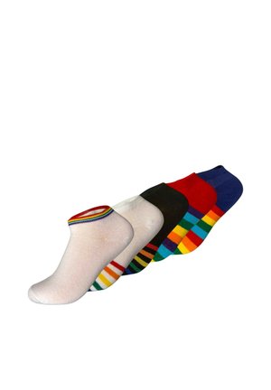 Gambe nude che indossano calzini alla caviglia a righe arcobaleno con polsini, talloni e punte rosse, in piedi su uno sfondo bianco.