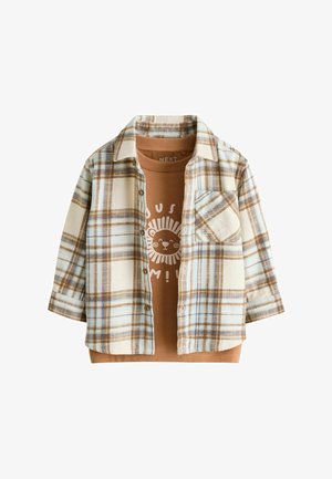 Braunes Kinder-T-Shirt mit lächelndem Löwenaufdruck, darunter ein offenes beige-blau kariertes Hemd mit Brusttasche.