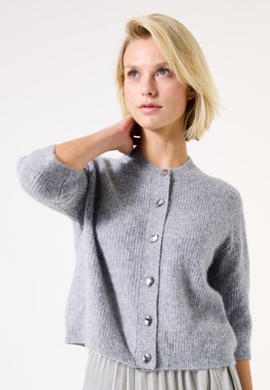 Grauer Strickcardigan mit kurzen Ärmeln, strukturierter Stoffqualität und silbernen Knöpfen auf der Vorderseite. Glatte Oberfläche mit Rundhalsausschnitt.